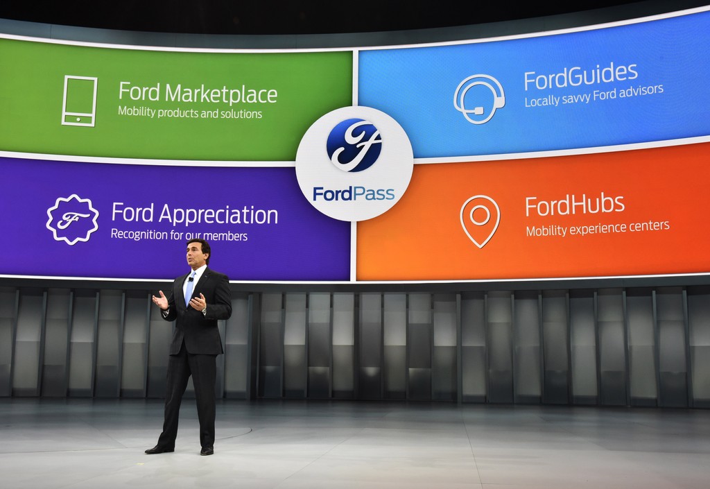 FordPass er en platform, der tilbyder alt fra booking af parkeringspladser over personlig rutevejledning til en markedsplads, hvor man af andre brugere kan låne fx en større bil. Her ses Mark Fields præsentere produktet.
(Foto: Ford Motor Company)